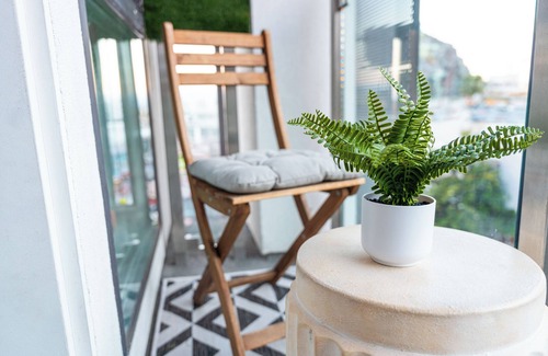 Hollywood Apartment | Lux 1BR Hollywood Retreat - Steps to Walk of Fame!