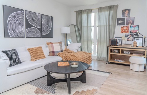 Hollywood Apartment | Lux 1BR Hollywood Retreat - Steps to Walk of Fame!
