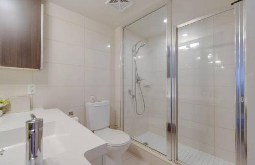 Toronto Entertainment District House | LUX 2BR 1BA Steps to CN Tower W Parking included