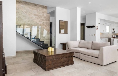 Opal House | LUX 2BR Pool 5mins Beach | Villa Ocean by Bocobay