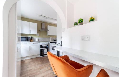 Westbourne Green Apartment | Lux 3-Bed Apartment with Patio in Central London