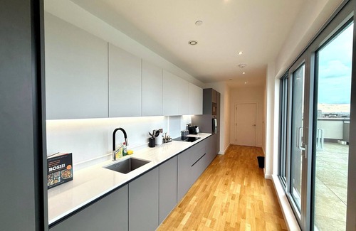 St. Mary's Park Apartment | Lux 3-Bedroom Battersea Penthouse w/3 Private Balconies near Clapham, Nine Elms