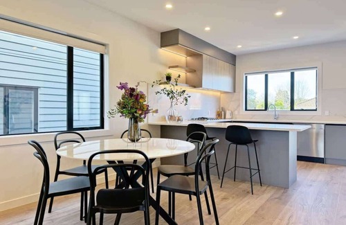 Greenlane Condo | Lux 4B Holiday House in Greenlane - ASBshowgrounds