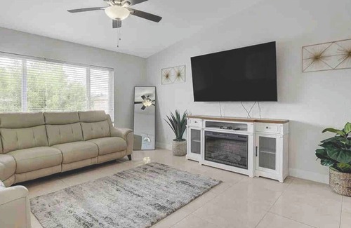 Canyon Gate House | LUX 4BR/2BA Dolce Vita Villa Home w/ Pool
