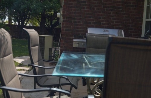 Amarillo House | LUX 4BR: Movie Room, Pool table bathtub, 3 Car Gar
