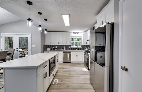 Johns Creek House | Lux 4BR Retreat: 86" Smart TV, 3BT, Deck & Grill in Alpharetta