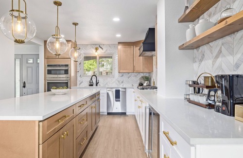 Allendale Area House | Lux 5 BR home w/Jacuzzi | Firepit | Wet Bar | Foosball
