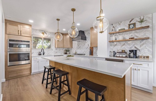 Allendale Area House | Lux 5 BR home w/Jacuzzi | Firepit | Wet Bar | Foosball