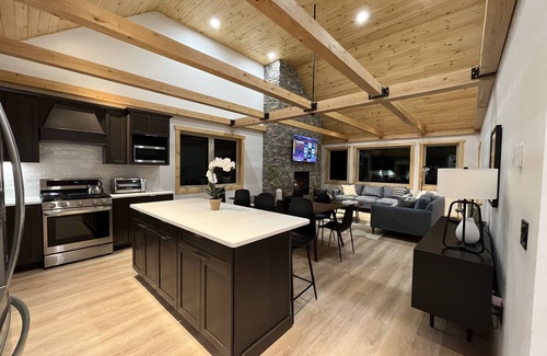 Notchland House | LUX - 5 Mins to StoryLand - Sleeps 12- Mountain View’s