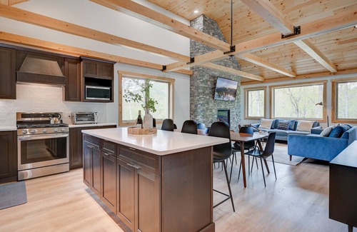 Notchland House | LUX - 5 Mins to StoryLand - Sleeps 12- Mountain View’s