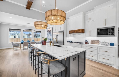 Tulsa House | Lux 5BD Stonefront Tulsa | Near Gathering Place