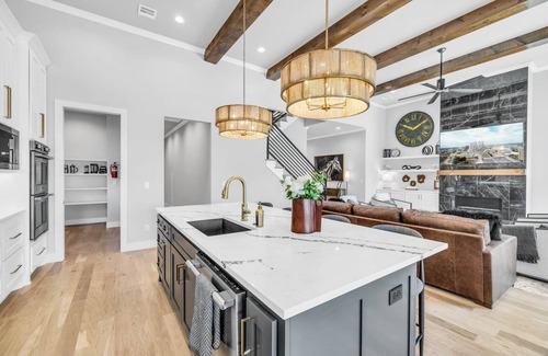 Tulsa House | Lux 5BD Stonefront Tulsa | Near Gathering Place