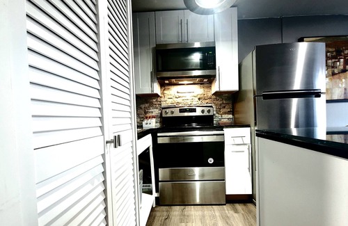 Beacon Apartment | LUX APT King Bed, washer dryer dishwasher.