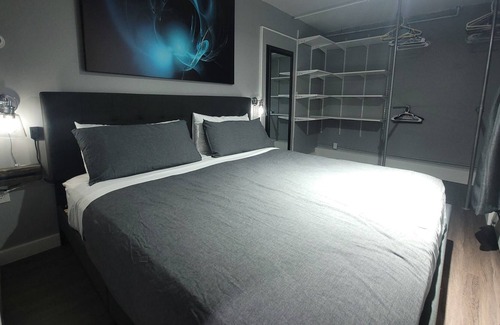 Beacon Apartment | LUX APT King Bed, washer dryer dishwasher.