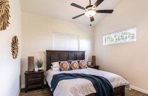 Prescott House | Lux Cabin, Hot Tub, Views, Huge Deck, Shuffleboard & MORE!