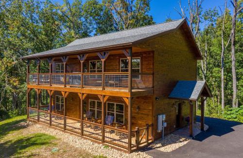 Gatlinburg - Pigeon Forge House | Lux Cabin Mtn Views, Flat Parking, Dog Friendly!