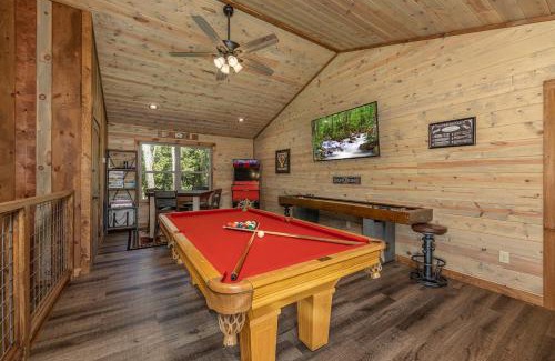 Gatlinburg - Pigeon Forge House | Lux Cabin Mtn Views, Flat Parking, Dog Friendly!