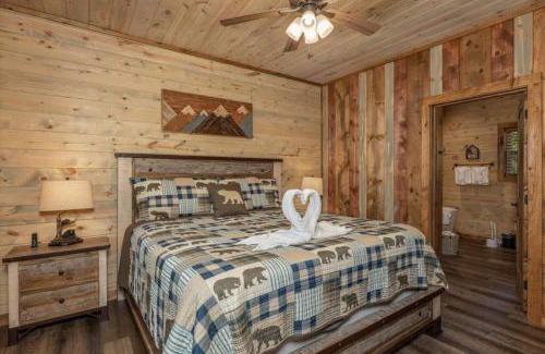 Gatlinburg - Pigeon Forge House | Lux Cabin Mtn Views, Flat Parking, Dog Friendly!