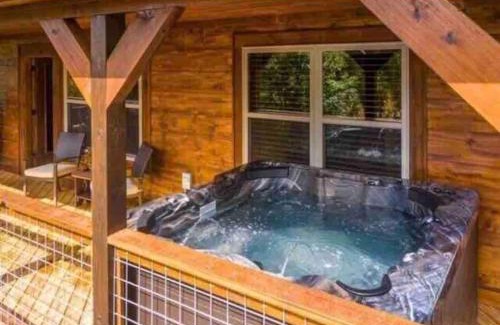 Gatlinburg - Pigeon Forge House | Lux Cabin Mtn Views, Flat Parking, Dog Friendly!