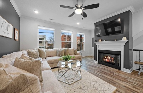 Weinland Park House | Lux Columbus 1BR, 1Bath - HotTub
