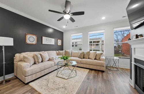 Weinland Park House | Lux Columbus 1BR, 1Bath - HotTub