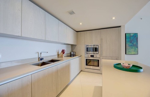 Seybold Condo | Lux Condo 24th Floor Oceanfront 2403