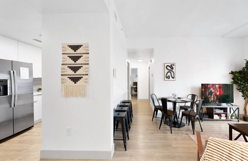 Charlotte Center City Apartment | Lux & Cozy Apt | Walk Everywhere, Free Parking, Balcony w/City Views