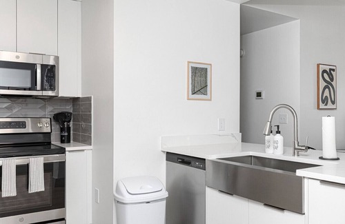 Charlotte Center City Apartment | Lux & Cozy Apt | Walk Everywhere, Free Parking, Balcony w/City Views