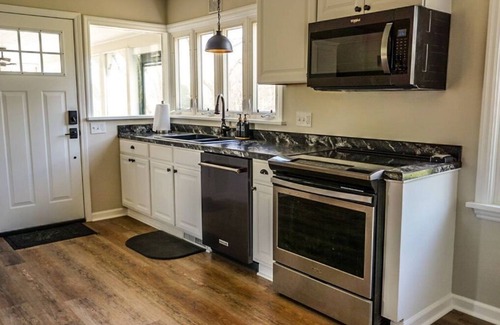 Butte House | Lux family retreat, hot tub, specular views. Spacious home on the golf course.
