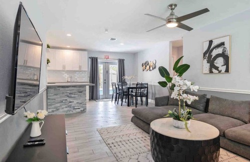 Driftwood House | Lux Hollywood Oasis w/Pvt Heated Pool, Patio & BBQ