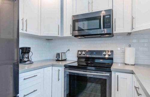 Driftwood House | Lux Hollywood Oasis w/Pvt Heated Pool, Patio & BBQ