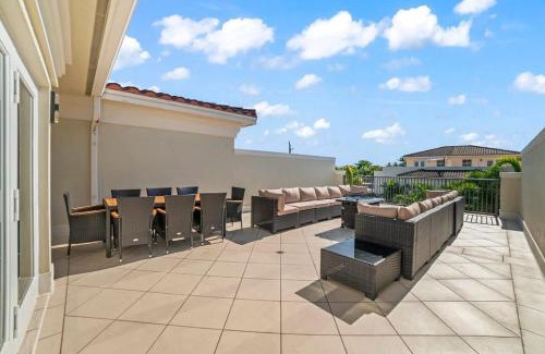 Coral Ridge House | Lux Home with Rooftop & Elevator 2mi to Beach