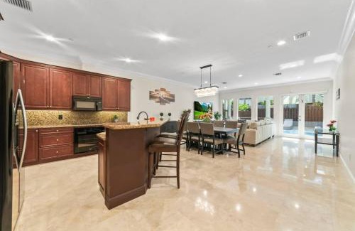 Coral Ridge House | Lux Home with Rooftop & Elevator 2mi to Beach
