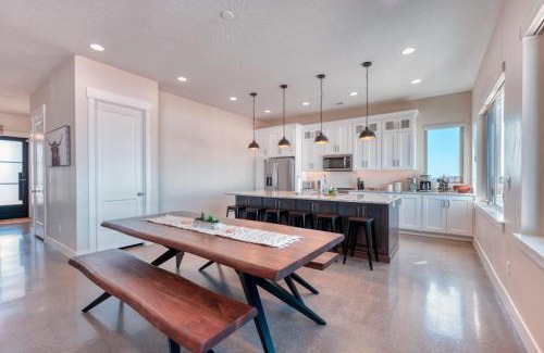 Kanab House | Lux Kanab Home with Pool Hot Tub Pickleball Courts