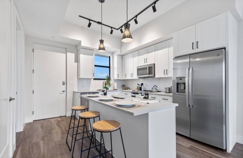 West Palm Beach Apartment | Lux King Suite|EV|Onsite Gym|Near PBI, Beach, Hospitals & shopping