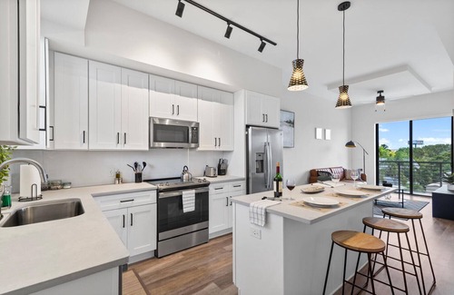 West Palm Beach Apartment | Lux King Suite|EV|Onsite Gym|Near PBI, Beach, Hospitals & shopping