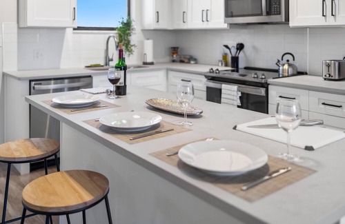 West Palm Beach Apartment | Lux King Suite|EV|Onsite Gym|Near PBI, Beach, Hospitals & shopping