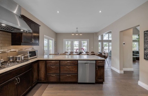 Buckhorn Cottage | LUX Lakefront: Sleeps18+Pickleball+HotTub+Sauna+Gym+Arcade+Basketball+Volleyball