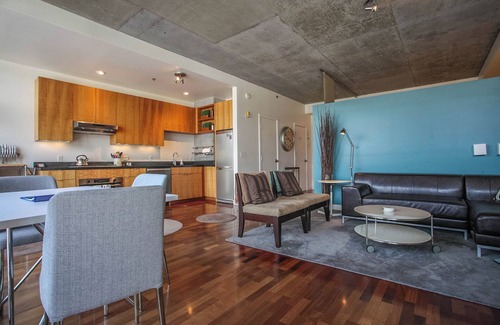 Hood River Condo | Lux Loft - 1 Bedroom, 1.5 Bathrooms - Downtown Hood River Getaway