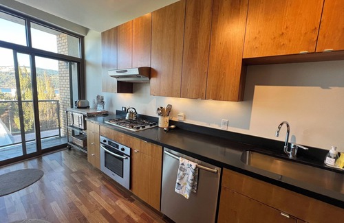 Hood River Condo | Lux Loft - 1 Bedroom, 1.5 Bathrooms - Downtown Hood River Getaway
