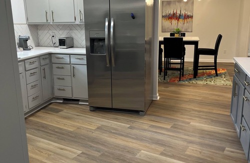 Fayetteville House | Lux MidCentury Mod! Sleeps 12! Movie thtr, bar & poker, gym, game rm, putt-patio
