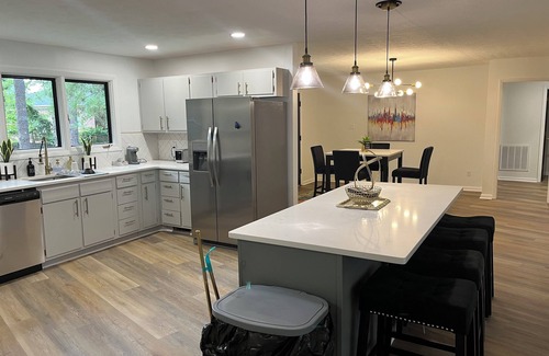 Fayetteville House | Lux MidCentury Mod! Sleeps 12! Movie thtr, bar & poker, gym, game rm, putt-patio
