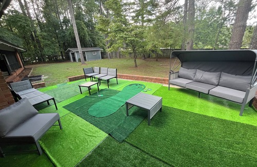 Fayetteville House | Lux MidCentury Mod! Sleeps 12! Movie thtr, bar & poker, gym, game rm, putt-patio
