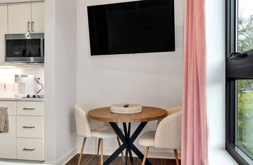 Edgehill Apartment | Lux Music Row Studio w/Pool 1 mile to Broadway!