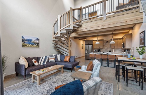 Coram Condo | Lux Retreat! Hot Tub! Game Room! 6 Mins to GNP