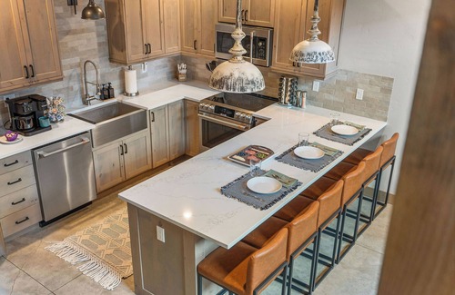 Coram Condo | Lux Retreat! Hot Tub! Game Room! 6 Mins to GNP