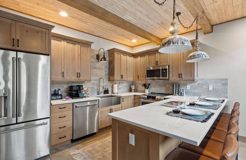 Coram Condo | Lux Retreat! Hot Tub! Game Room! 6 Mins to GNP