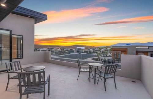Hurricane Apartment | Lux Sports Getaway ~ Pickleball ~ Pool/Spa ~ Golf