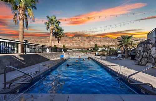 Hurricane Apartment | Lux Sports Getaway ~ Pickleball ~ Pool/Spa ~ Golf