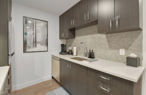 Deer Valley Apartment | Lux studio, hot tub, king bed, views, gym, DeerVly